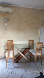 Tavolo in vetro con base in legno e travertino