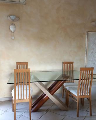 Tavolo in vetro con base in legno e travertino