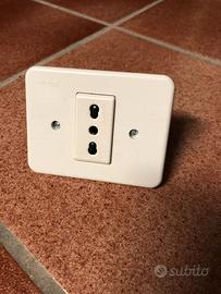 3 prese elettriche