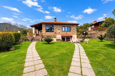 Villa di 180 m² con più di 5 locali a Trevignano R