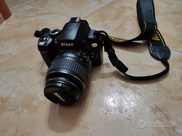 Reflex Nikon D60 con due obiettivi
