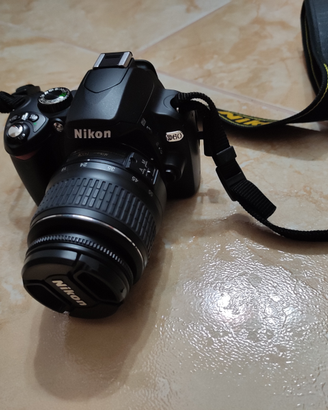 Reflex Nikon D60 con due obiettivi