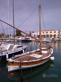 Gozzo in legno a vela latina