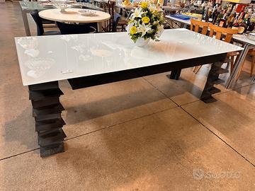 Tavolo design in vetro base ferro