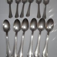 Set composto da 12 cucchiaini in acciaio 