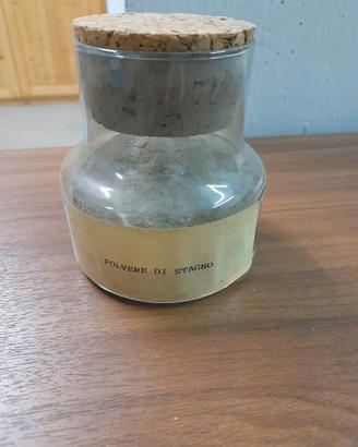 Polvere di stagno in contenitore di vetro.