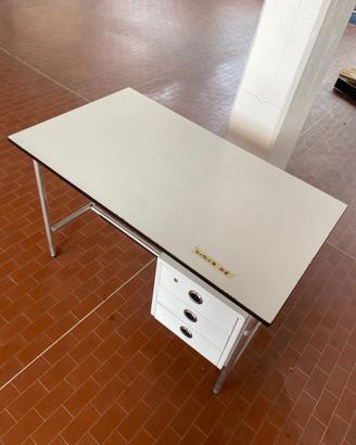 Tavolo scrivania con cassetti e gambe in ferro