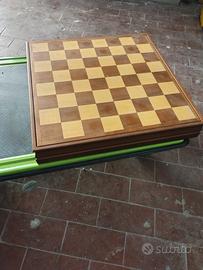 Scacchiera con pezzi per scacchi e dama