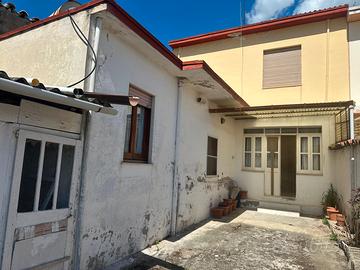 Casa indipendente con posto auto e cortile