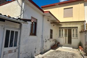 Casa indipendente con posto auto e cortile