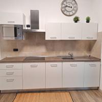 Cucina con elettrodomestici