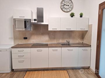 Cucina con elettrodomestici