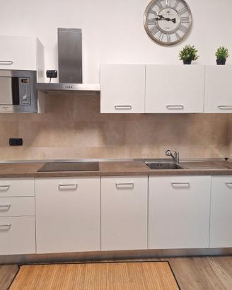 Cucina con elettrodomestici