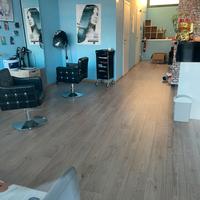 Negozio parrucchiere/a arredato