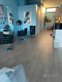 Negozio parrucchiere/a arredato