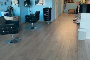 Negozio parrucchiere/a arredato