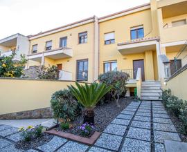 Rifinta villa a schiera con doppio giardino