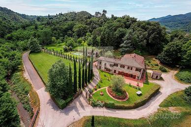 Rustico / Casale di 1000 m² con più di 5 locali e 