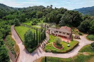 Rustico / Casale di 1000 m² con più di 5 locali e 