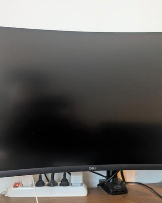 Monitor 4k e sedia ergonomica