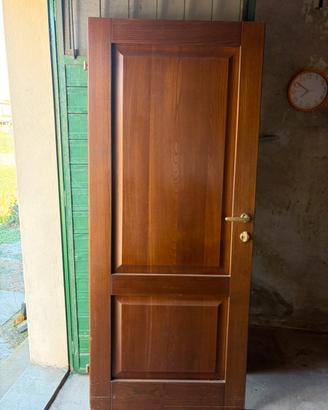 5 porte interne in legno con telaio e maniglie