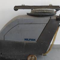 Lavasciuga pavimenti Nilfisk BA430 da ripristinare