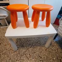 Tavolino IKEA MAMMUT con due sgabellli