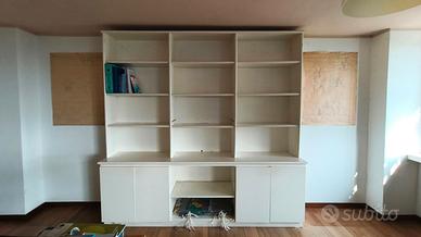 Libreria bianca in legno