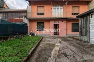 TRE LOCALI SU DUE LIVELLI CON DOPPI SERVIZI E BOX