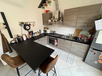 Cucina completa, elettrodomestici e piano in fenix