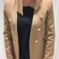 Giacca camel con bottoni oro