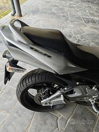 Suzuki gsr 600
