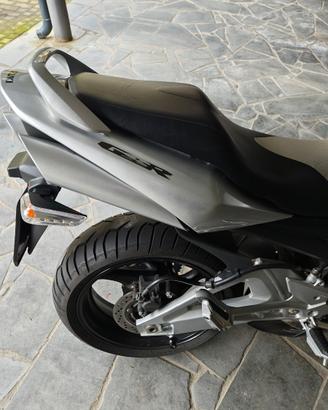 Suzuki gsr 600