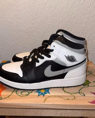Nike Jordan Mid