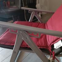 Sedia a sdraio reclinabile con poggiapiedi.