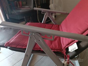 Sedia a sdraio reclinabile con poggiapiedi.