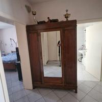 Armadio Antico in Legno con Specchio