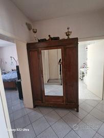 Armadio Antico in Legno con Specchio