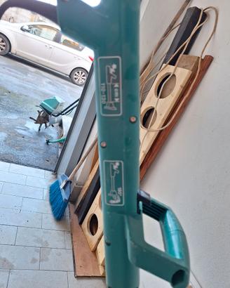 Decespugliatore elettrico usato con manico telesco