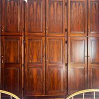 Armadio in legno massiccio