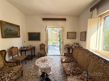 Casa indipendente di 395 m² con più di 5 locali a 