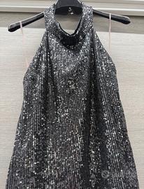 Top  nero che si allaccia al collo con paillettes