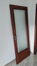 Porte con complete di mostrine 