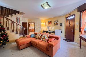 VILLETA A SCHIERA CON INGRESSO INDIPENDENTE E AMPI