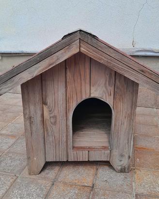 Cuccia in legno per cani