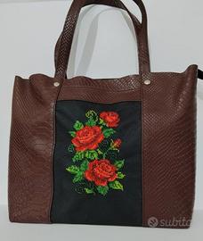 Borsa tote grande in pelle con stampa e ricamo