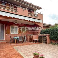 Villa con giardino e posto auto in zona Tyrsenia