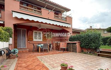 Villa con giardino e posto auto in zona Tyrsenia