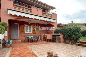 Villa con giardino e posto auto in zona Tyrsenia