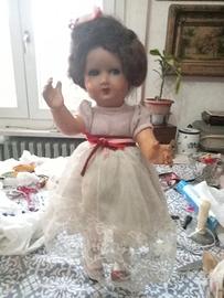 Bambola antica restaurata.